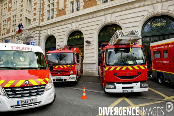 Camions de pompiers a la caserne de Montmartre