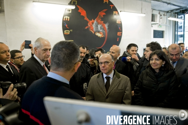 Bernard Cazeneuve, ministre de l Interieur, et Anne Hidalgo, maire de Paris a la Caserne de Montmartre assistent a une premiere session d initiation  aux gestes qui sauvent a destination des citoyens, organisee par la Brigade des Sapeurs-Pompiers de Paris