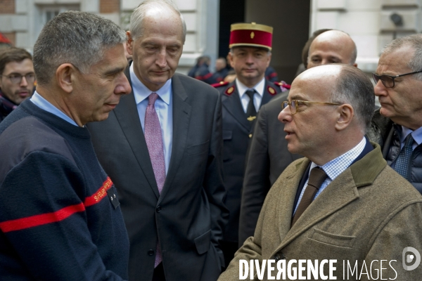 Bernard Cazeneuve, ministre de l Interieur, et Anne Hidalgo, maire de Paris a la Caserne de Montmartre assistent a une premiere session d initiation  aux gestes qui sauvent a destination des citoyens, organisee par la Brigade des Sapeurs-Pompiers de Paris