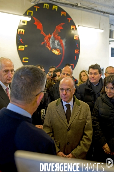 Bernard Cazeneuve, ministre de l Interieur, et Anne Hidalgo, maire de Paris a la Caserne de Montmartre assistent a une premiere session d initiation  aux gestes qui sauvent a destination des citoyens, organisee par la Brigade des Sapeurs-Pompiers de Paris