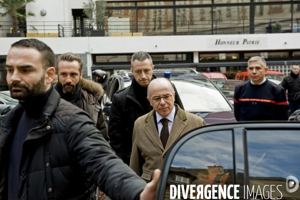 Bernard Cazeneuve, ministre de l Interieur, et Anne Hidalgo, maire de Paris a la Caserne de Montmartre assistent a une premiere session d initiation  aux gestes qui sauvent a destination des citoyens, organisee par la Brigade des Sapeurs-Pompiers de Paris