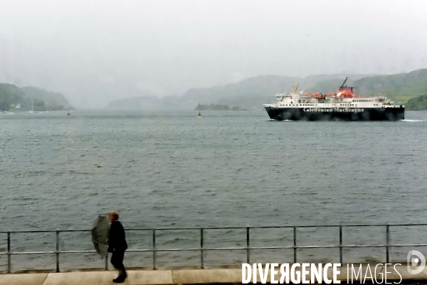 L Ecosse.Scotland. un ferry rentre au port d Oban par gros temps