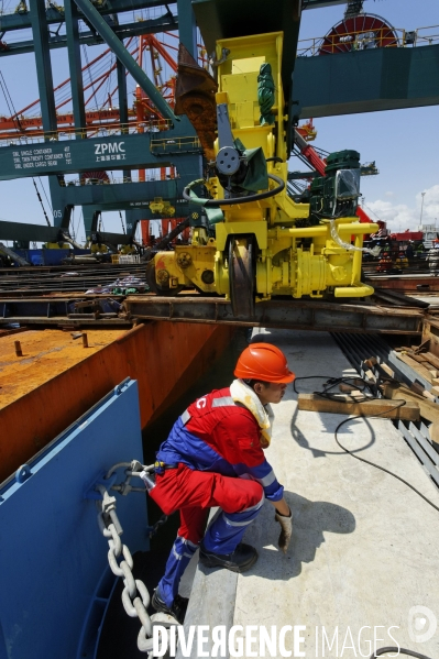 Made in TOGO : Livraison des grues ZPMC au Port Autonome de Lomé.