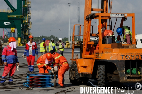 Made in TOGO : Livraison des grues ZPMC au Port Autonome de Lomé.