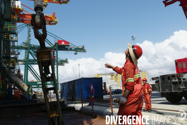 Made in TOGO : Livraison des grues ZPMC au Port Autonome de Lomé.