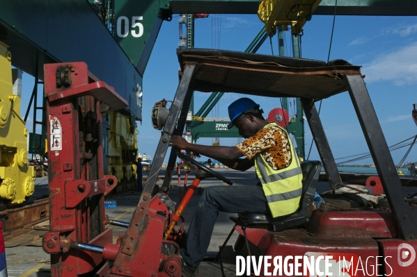 Made in TOGO : Livraison des grues ZPMC au Port Autonome de Lomé.