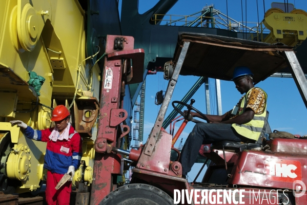 Made in TOGO : Livraison des grues ZPMC au Port Autonome de Lomé.