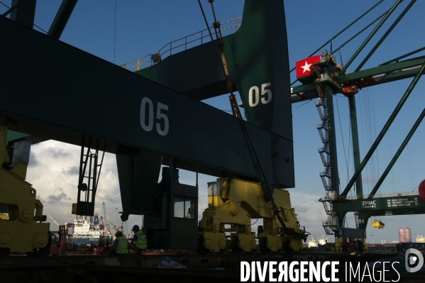 Made in TOGO : Livraison des grues ZPMC au Port Autonome de Lomé.
