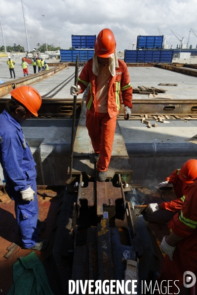 Made in TOGO : Livraison des grues ZPMC au Port Autonome de Lomé.