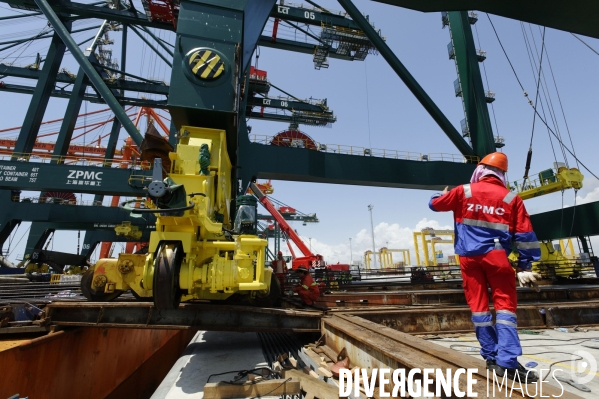 Made in TOGO : Livraison des grues ZPMC au Port Autonome de Lomé.
