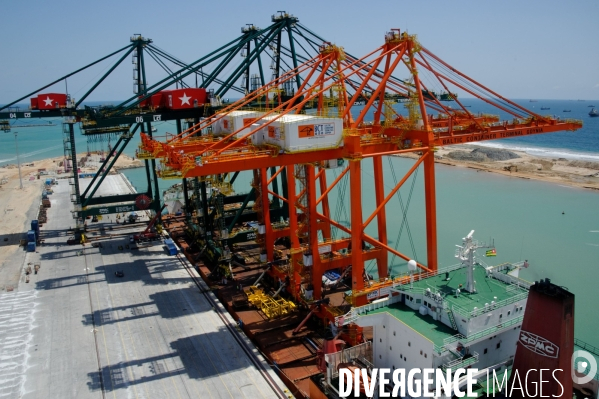 Made in TOGO : Livraison des grues ZPMC au Port Autonome de Lomé.