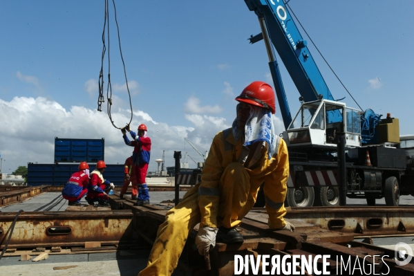 Made in TOGO : Livraison des grues ZPMC au Port Autonome de Lomé.