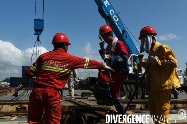 Made in TOGO : Livraison des grues ZPMC au Port Autonome de Lomé.