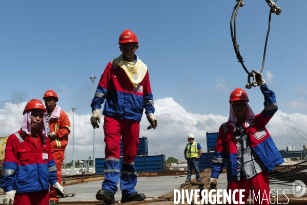 Made in TOGO : Livraison des grues ZPMC au Port Autonome de Lomé.