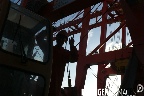 Made in TOGO : Livraison des grues ZPMC au Port Autonome de Lomé.