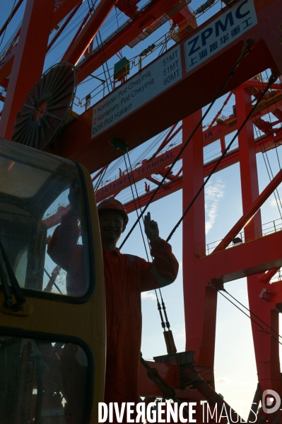 Made in TOGO : Livraison des grues ZPMC au Port Autonome de Lomé.