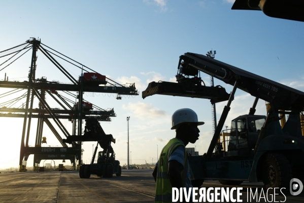 Made in TOGO : Livraison des grues ZPMC au Port Autonome de Lomé.