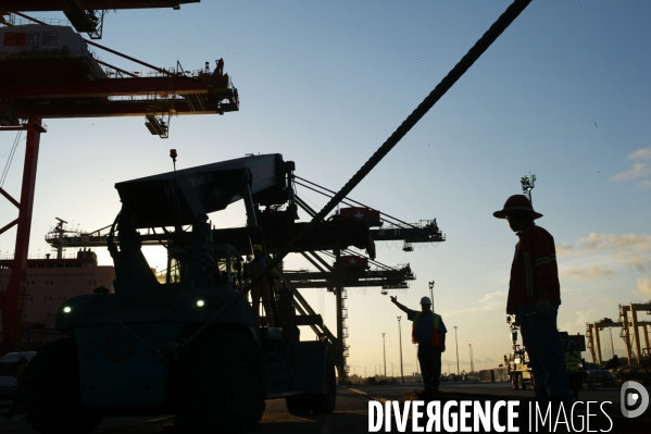Made in TOGO : Livraison des grues ZPMC au Port Autonome de Lomé.