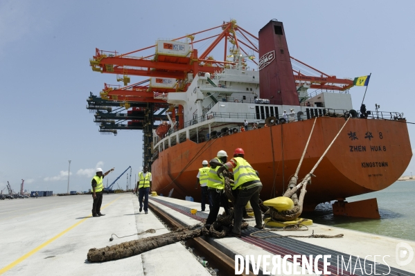Made in TOGO : Livraison des grues ZPMC au Port Autonome de Lomé.