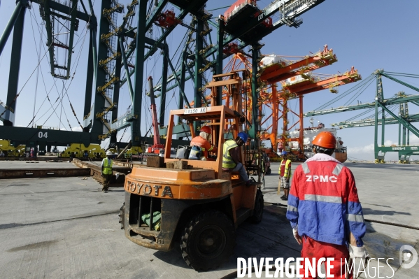 Made in TOGO : Livraison des grues ZPMC au Port Autonome de Lomé.