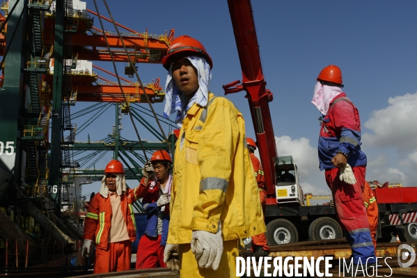 Made in TOGO : Livraison des grues ZPMC au Port Autonome de Lomé.