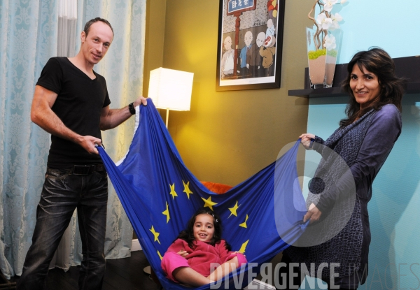 Euro Portraits  (portraits d hommes et de femmes avec le drapeau européen) jeune femme