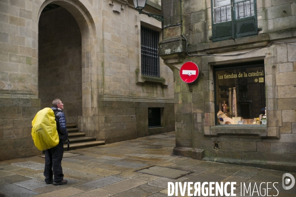 Le pelerinage de saint-jacques-de-compostelle, sur le camino frances en espagne.