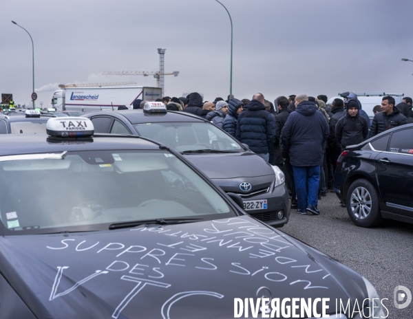 Blocage du périphérique par les taxis en grève contre les VTC.