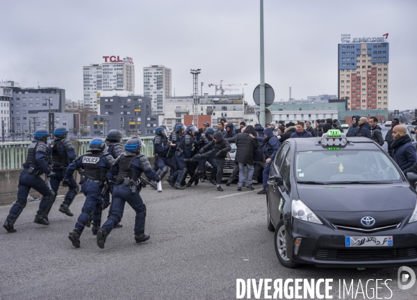Confrontation de la police aux taxis en grève contre les VTC