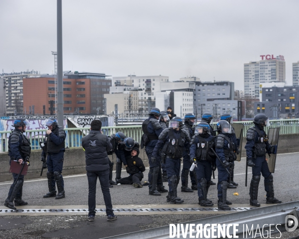 Confrontation de la police au mouvement de protestation des taxis en grève contre les VTC