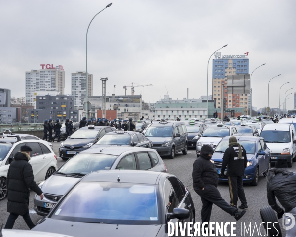Confrontation de la police au mouvement de protestation des taxis en grève contre les VTC