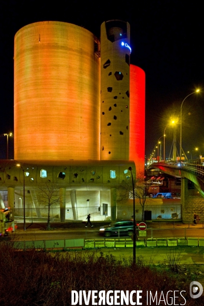SolarWind, une installation du plasticien Laurent Grasso diffusee depuis une quarantaine de projecteurs LED sur les deux silos cylindriques hauts de 40 metres des ciments Calcia