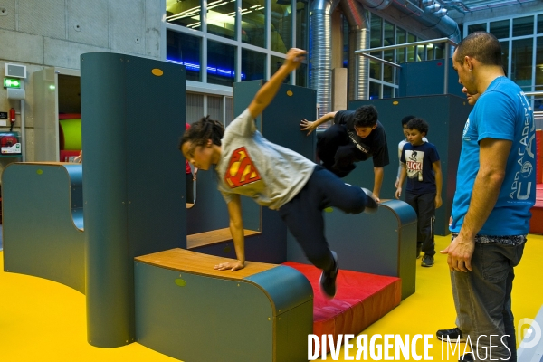 Le Centr Halles Park est le nouveau complexe dedie au  parkour , un sport de deplacements dans l espace urbain popularise par le film  Yamakasi