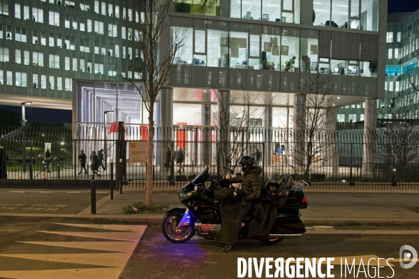Illustration Janvier2016.France.Siege social SFR.Une moto taxi et son conducteur devant l entreprise