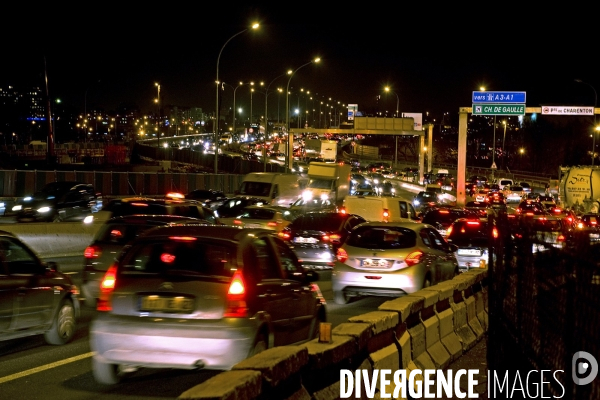 Illustration Janvier2016.Circulation de nuit congestionnee sur le peripherique est vers la porte de Charenton