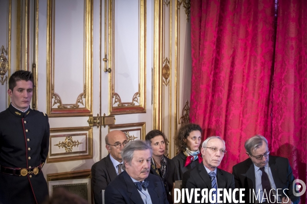 Robert Badinter remet son rapport sur le Droit du Travail à Manuel Valls et Myriam El Khomry
