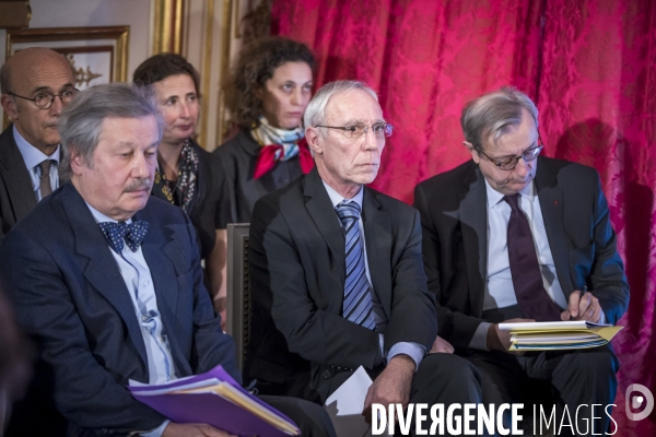 Robert Badinter remet son rapport sur le Droit du Travail à Manuel Valls et Myriam El Khomry
