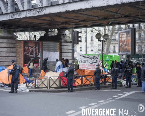 Evacuation de réfugiés africains à la la Chapelle.