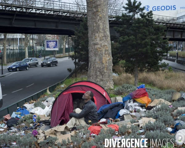 Homme campant boulevard des maréchaux.