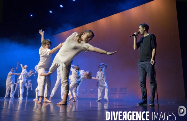 Spectacle   Sur son dos   crée par des enfants atteint de cancer. Show created by children with cancer.