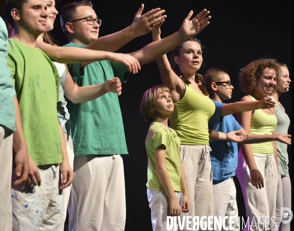 Spectacle   Sur son dos   crée par des enfants atteint de cancer. Show created by children with cancer.