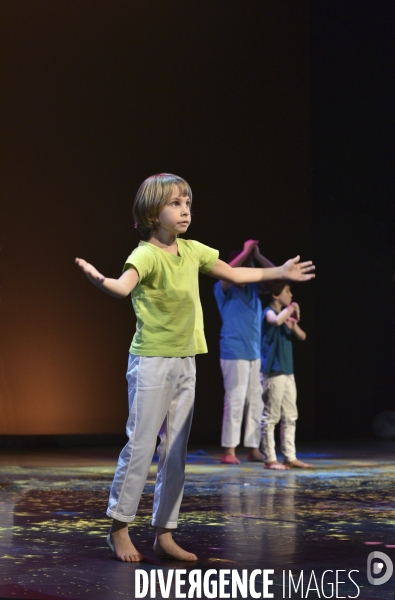 Spectacle   Sur son dos   crée par des enfants atteint de cancer. Show created by children with cancer.