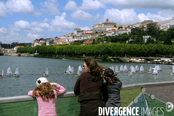 Coimbra.Portugal.Regate d optimists sur le fleuve Mondego -