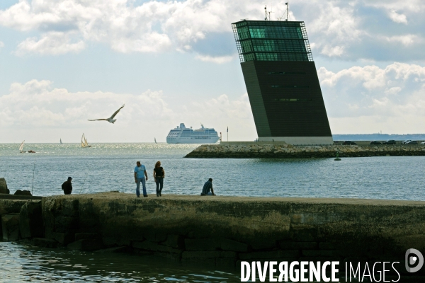 Lisbonne.Portugal.Un paquebot navige devant la capitainerie de port