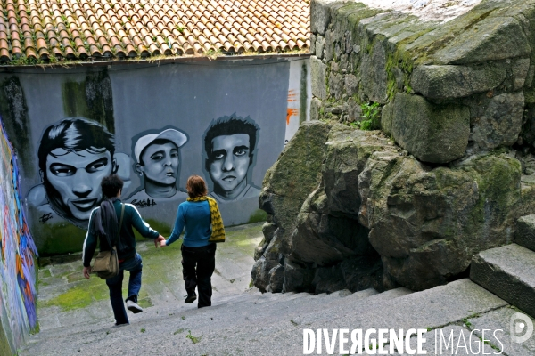 Porto.Portugal.Street art.Face a face dans un escalier du quartier de la Ribera