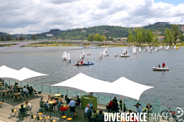 Coimbra.Portugal.Regate d optimists sur le fleuve Mondego -