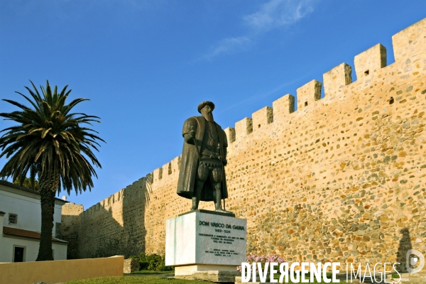 Sines.La statue de Vasco de Gama pres du chateau ou il est ne -