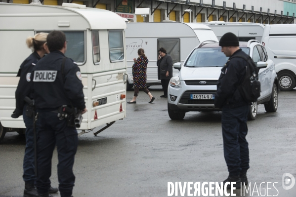 Evacuation d un camp de gens du voyage.