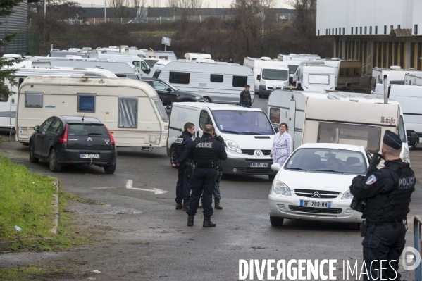 Evacuation d un camp de gens du voyage.
