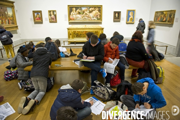 Londres.Collegiens francais au musee Victoria et Albert